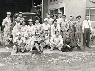 昭和26年頃　本社前集合写真